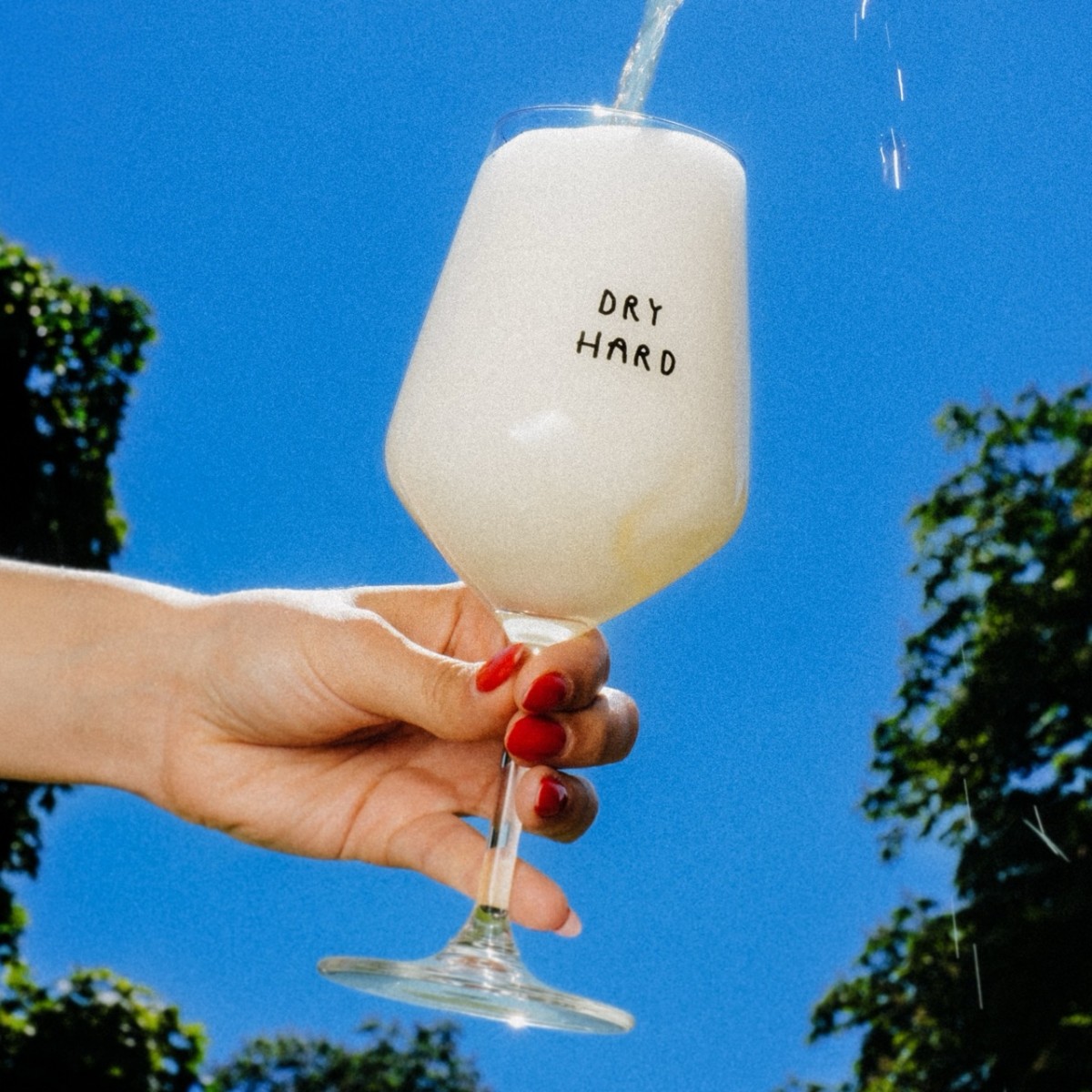 "Dry Hard" Weinglas by Johanna Schwarzer × selekkt