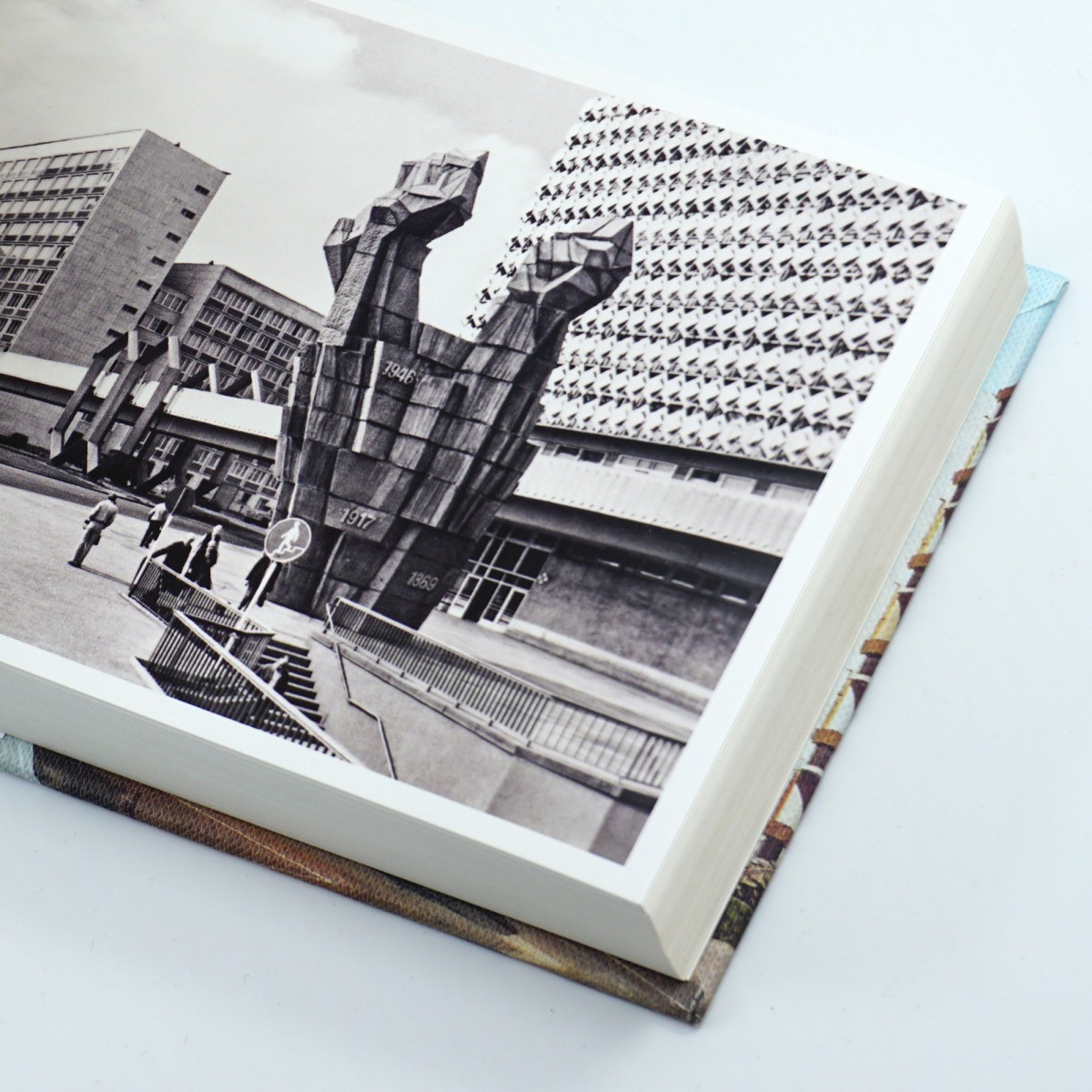 Karten der ModerneHardcoverbuch mit 100 Ansichtskarten aus der DDR