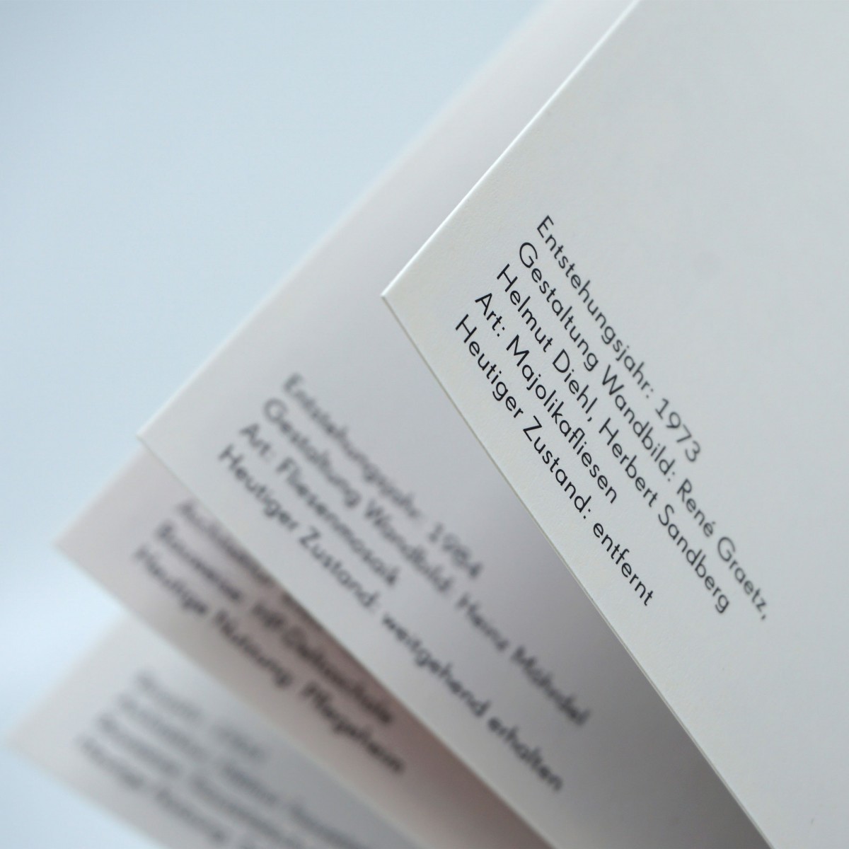 Karten der ModerneHardcoverbuch mit 100 Ansichtskarten aus der DDR