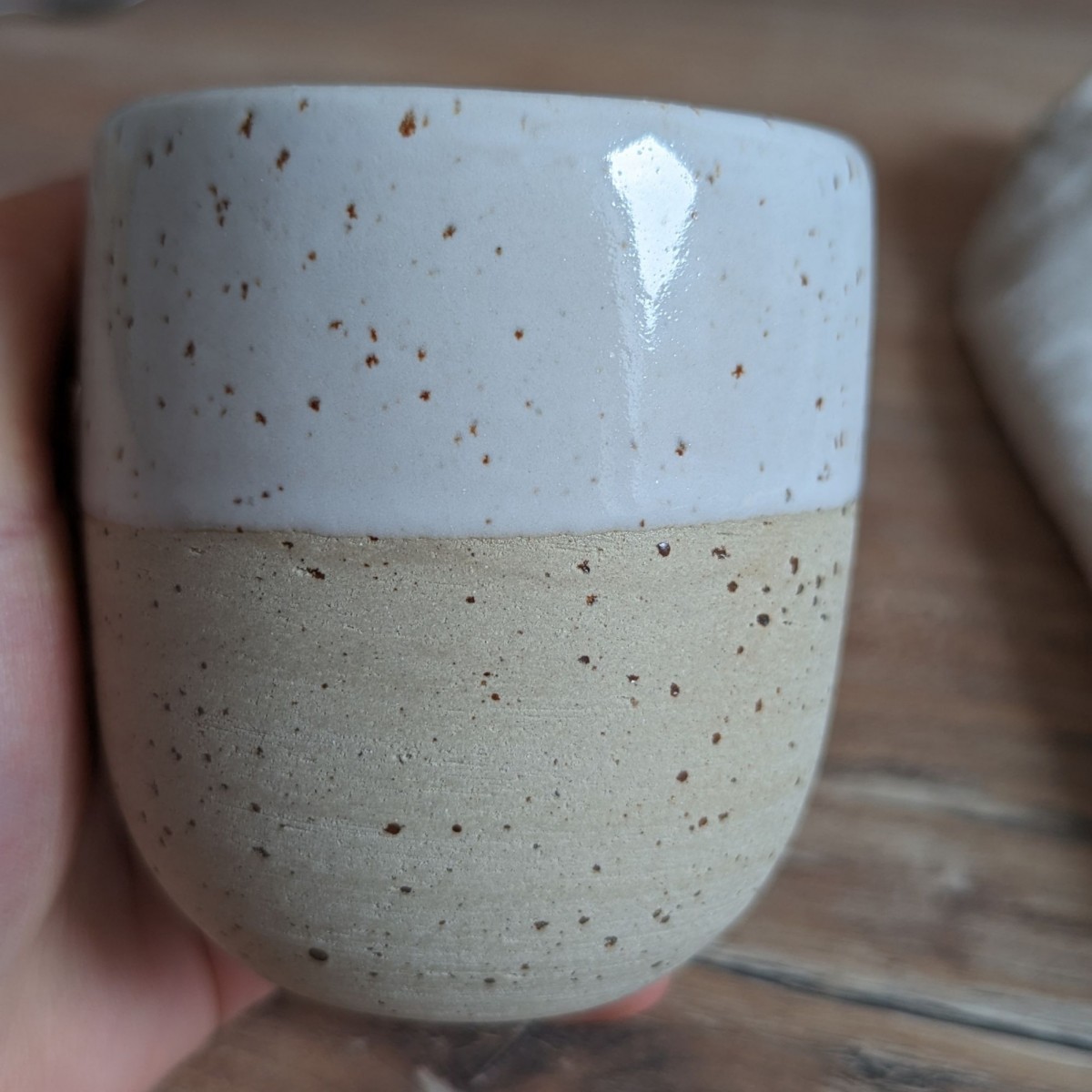 getöpferter Kaffeebecher ohne Henkel - weiß/natur - Töpferei am Wald
