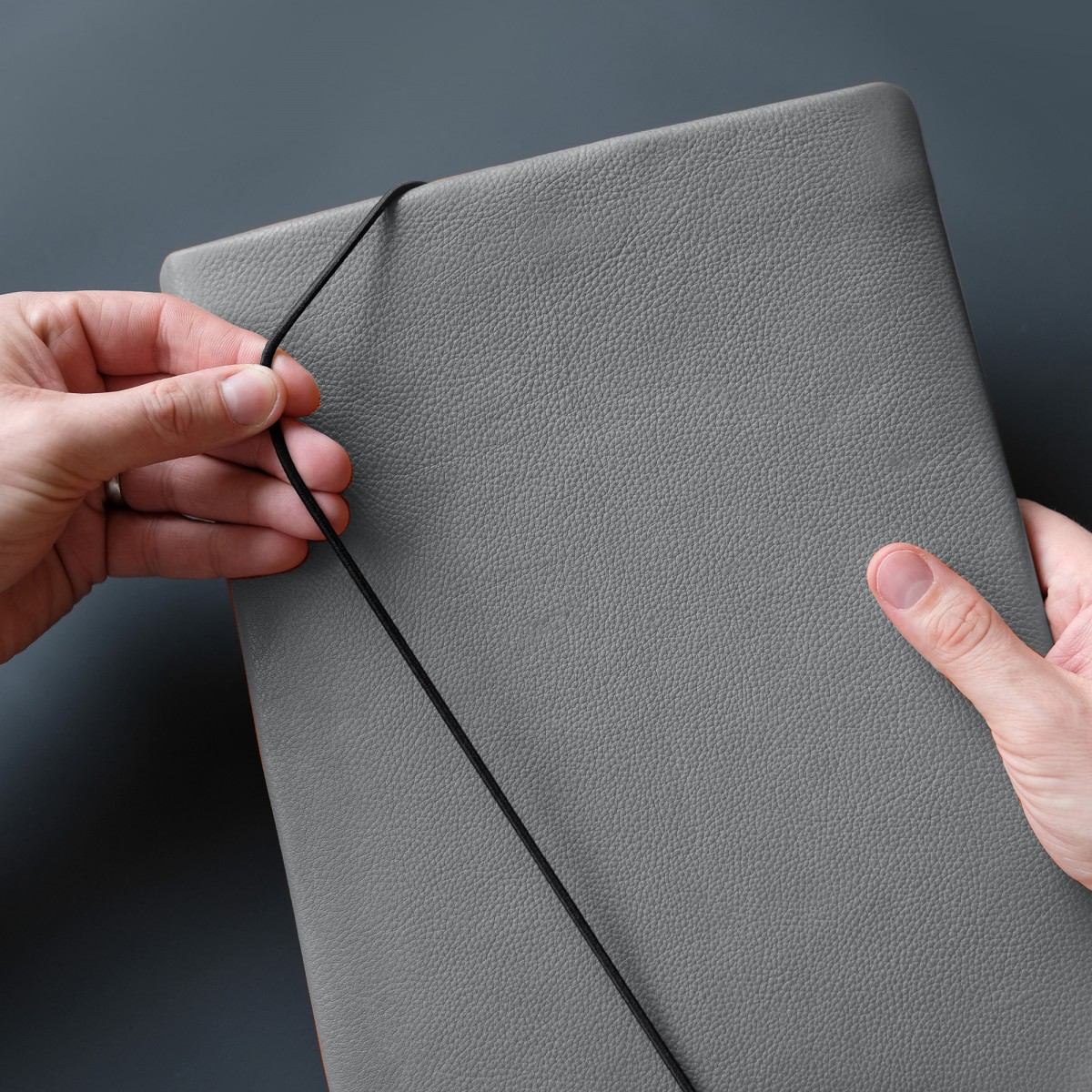VANDEBAG - MacBook Sleeve aus grauem Leder