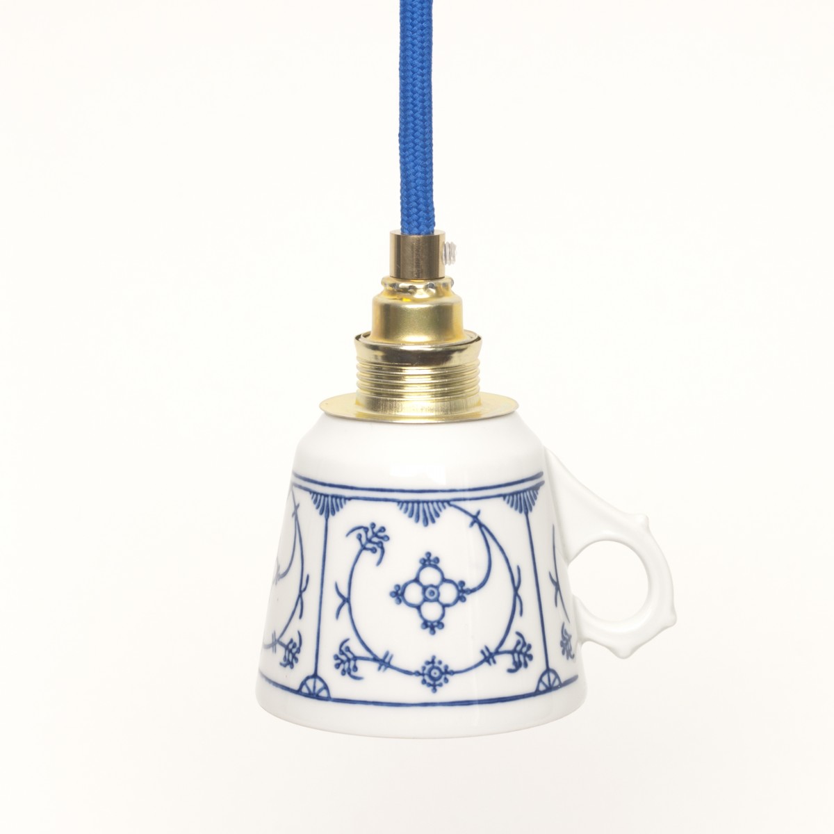 Lieselotte handgefertigte limitierte Lieselotte Hängelampe aus Vintage-Kaffeetasse mit indisch-blauem Dekor