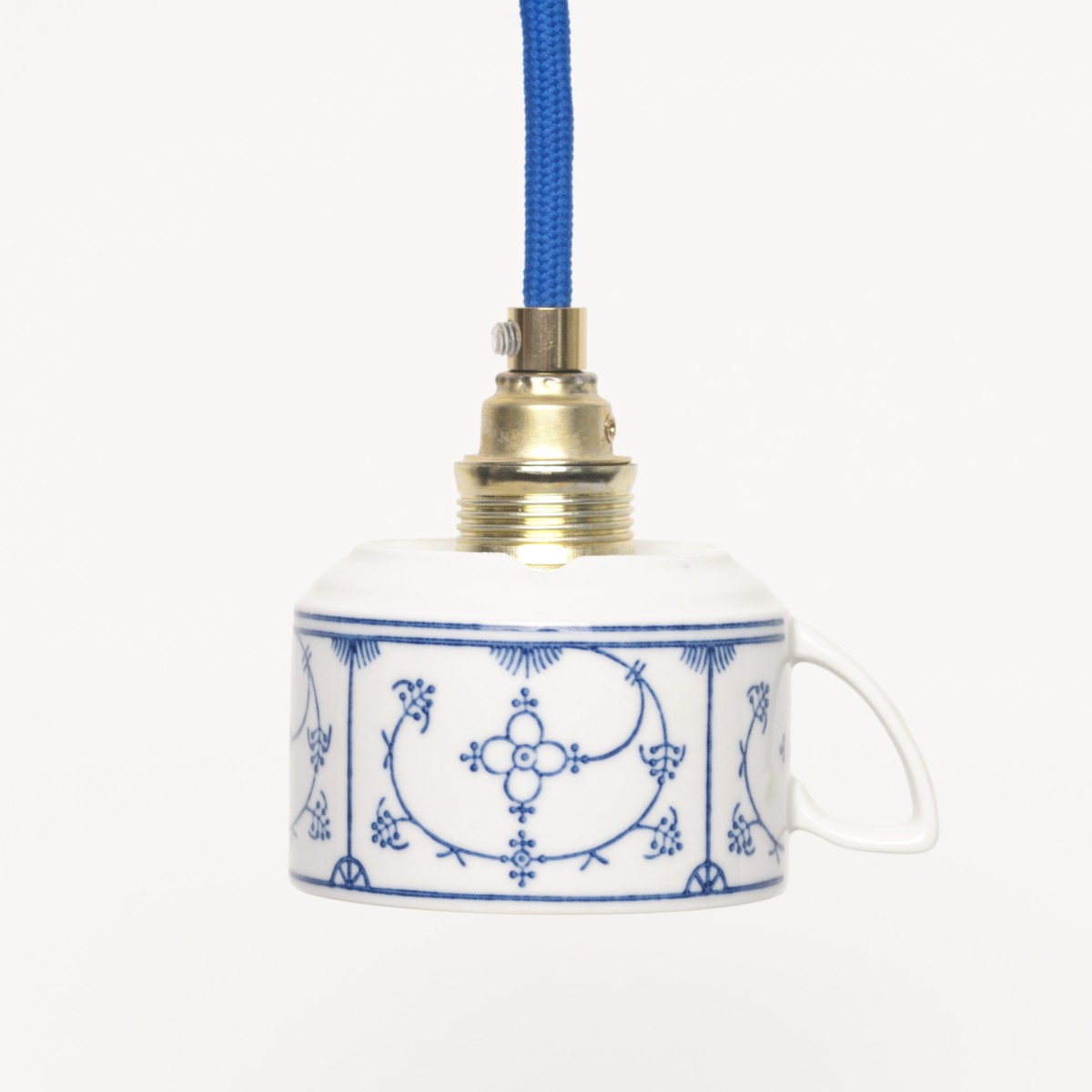 Lieselotte handgefertigte limitierte Lieselotte Hängelampe aus Vintage-Teetasse mit indisch-blauem Dekor