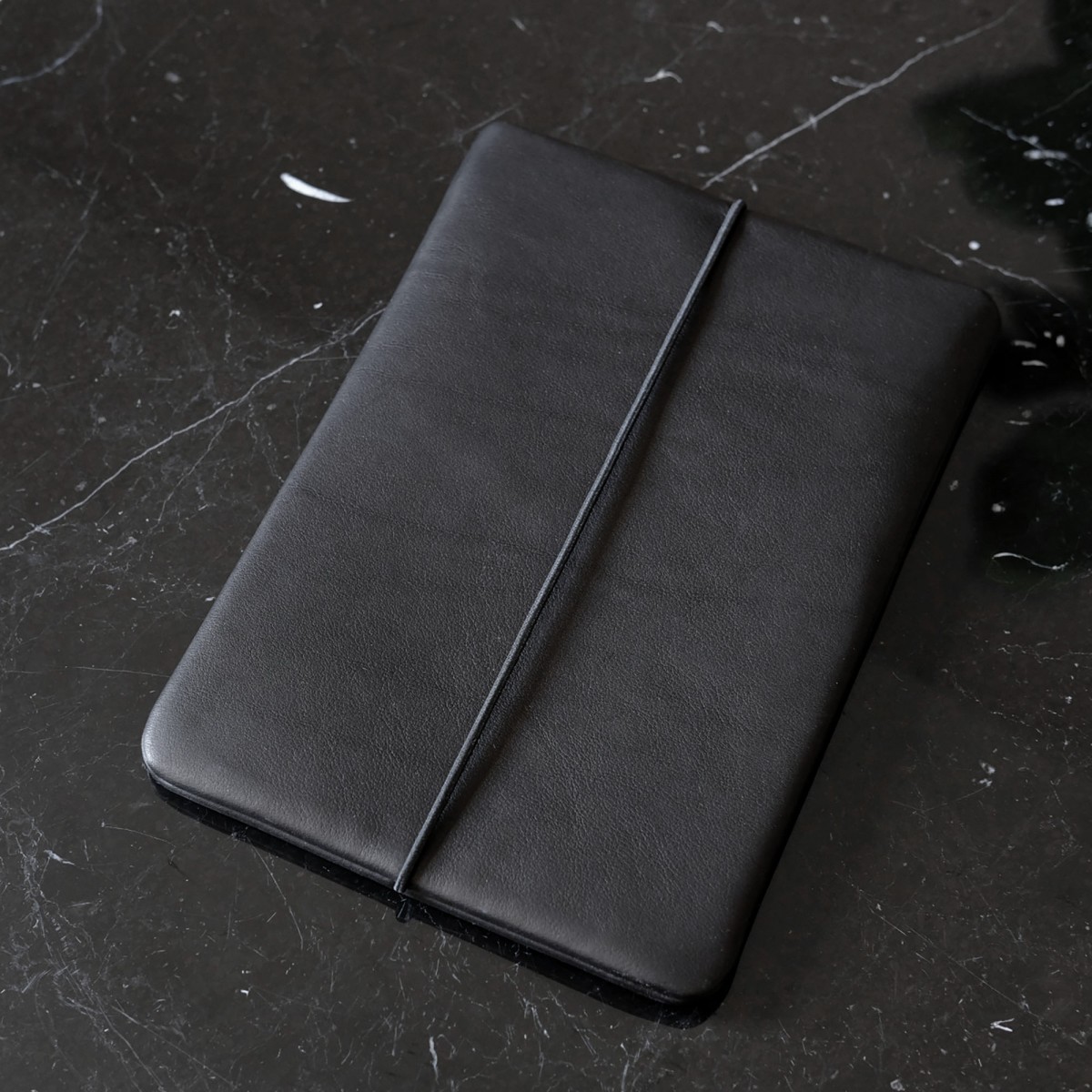 VANDEBAG - MacBook Hülle aus Leder in schwarz