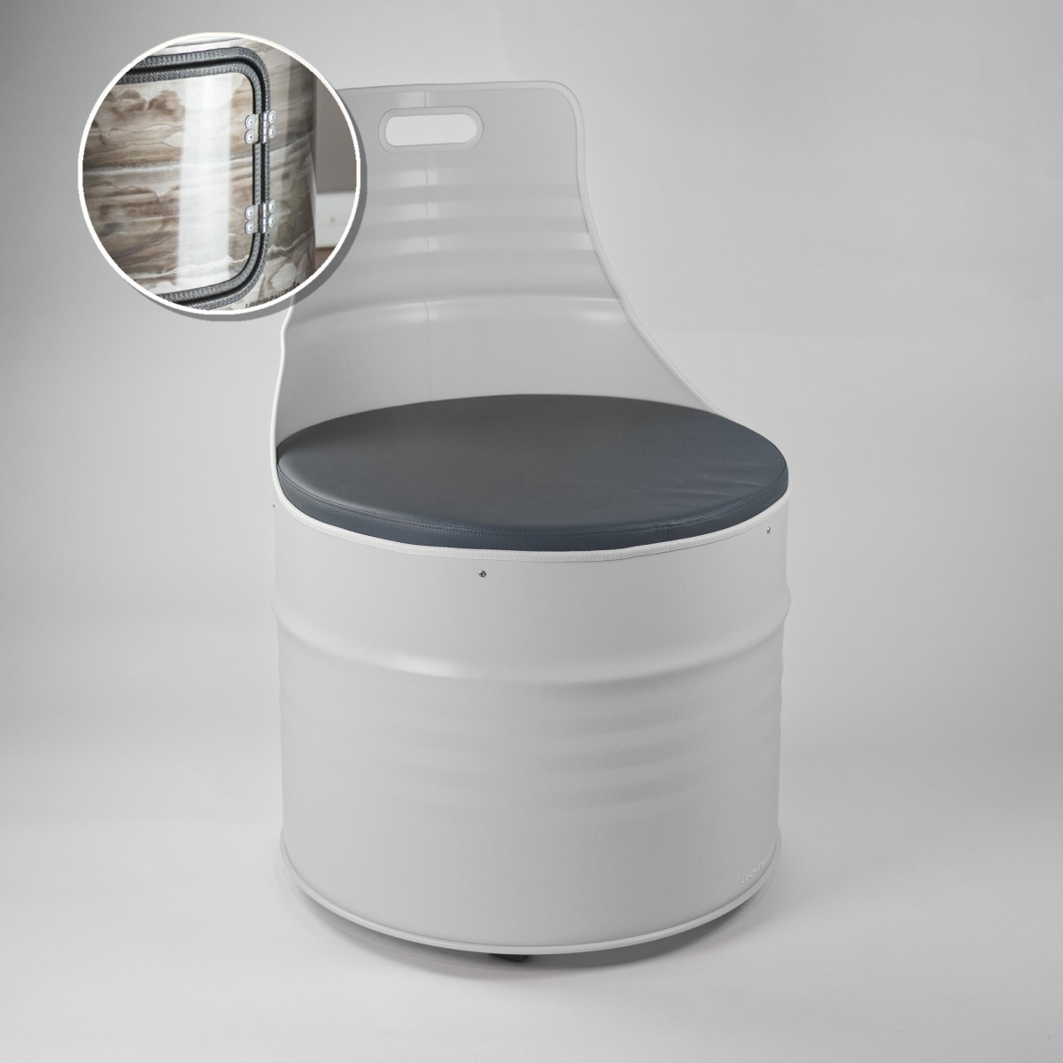 Lockengelöt - Sessel aus einem Ölfass