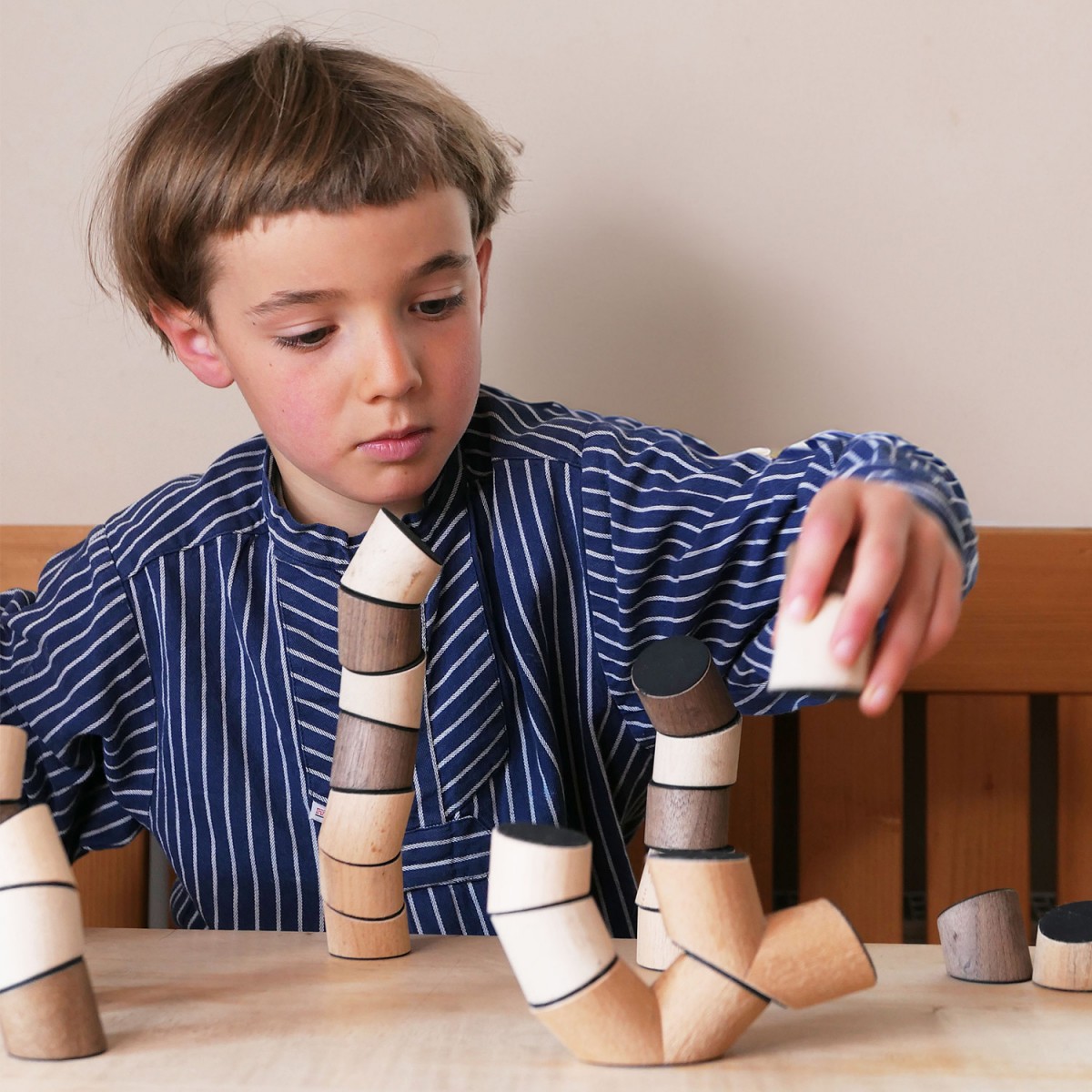 Loggos - innovatives Stapelspiel aus Buche und Nussbaum (Set mit 20 Steinen)