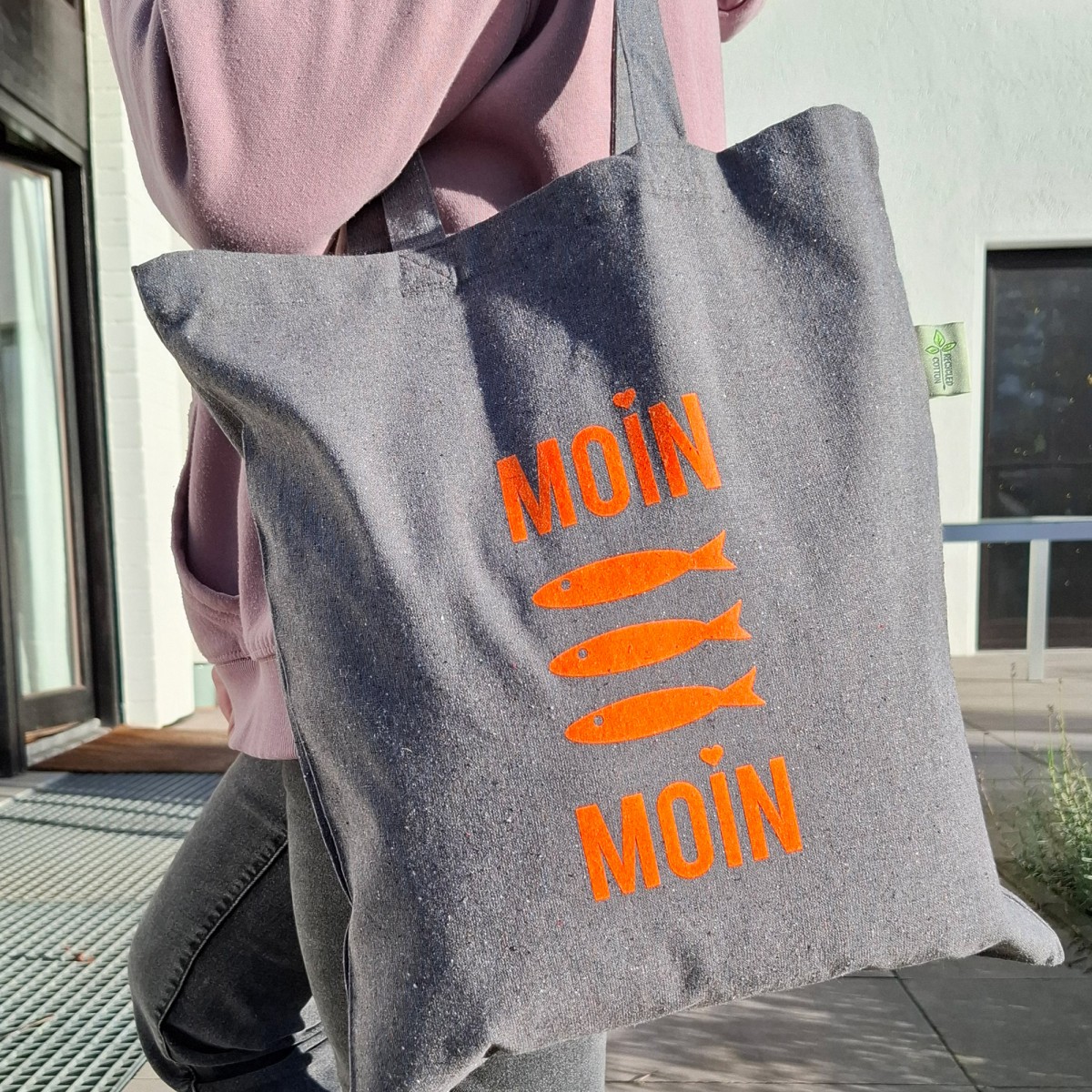 Bow & Hummingbird Baumwollbeutel "Moin Moin Fische" (Neon-Orange) aus recycelter Baumwolle