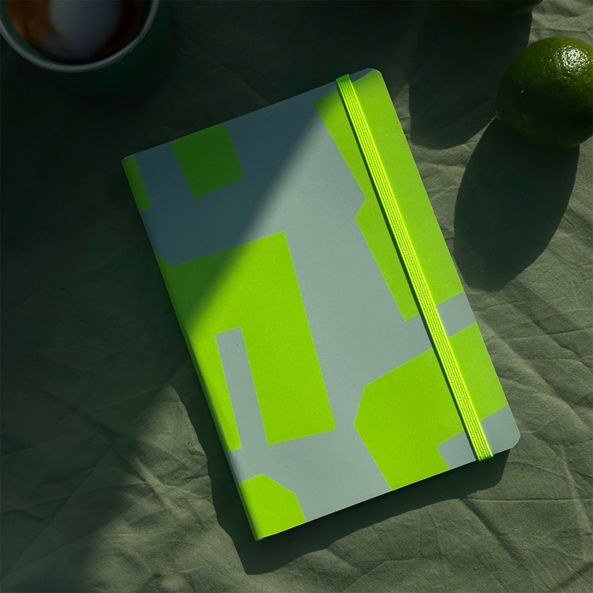Pattie (Neon Lime Kollektion) Notizbuch mit Kreuzworträtseln & Sudokus von memo books