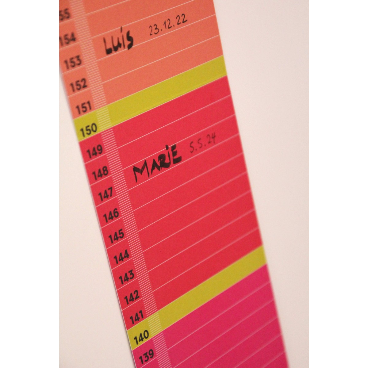 Minimalistische Design-Messlatte „mannometer“ | 70 bis 190 cm | Variante „rosa-pink“ | beidseitig bedruckt | 100% Recyclingpapier | Wi-La-No