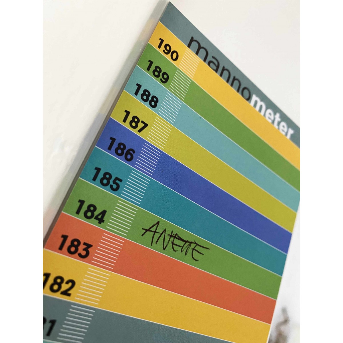 Minimalistische Design-Messlatte „mannometer“ | 70 bis 190 cm | Variante „multicolor“ | beidseitig bedruckt | 100% Recyclingpapier | Wi-La-No