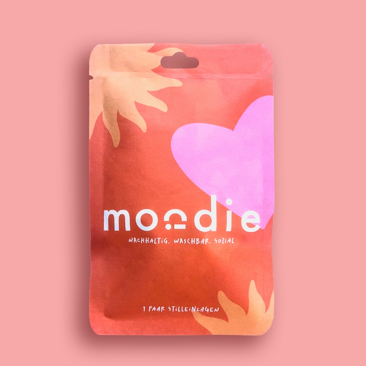 Waschbare Stilleinlagen mit Social Impact und homegrown Design von moodie x mommin ain´t easy