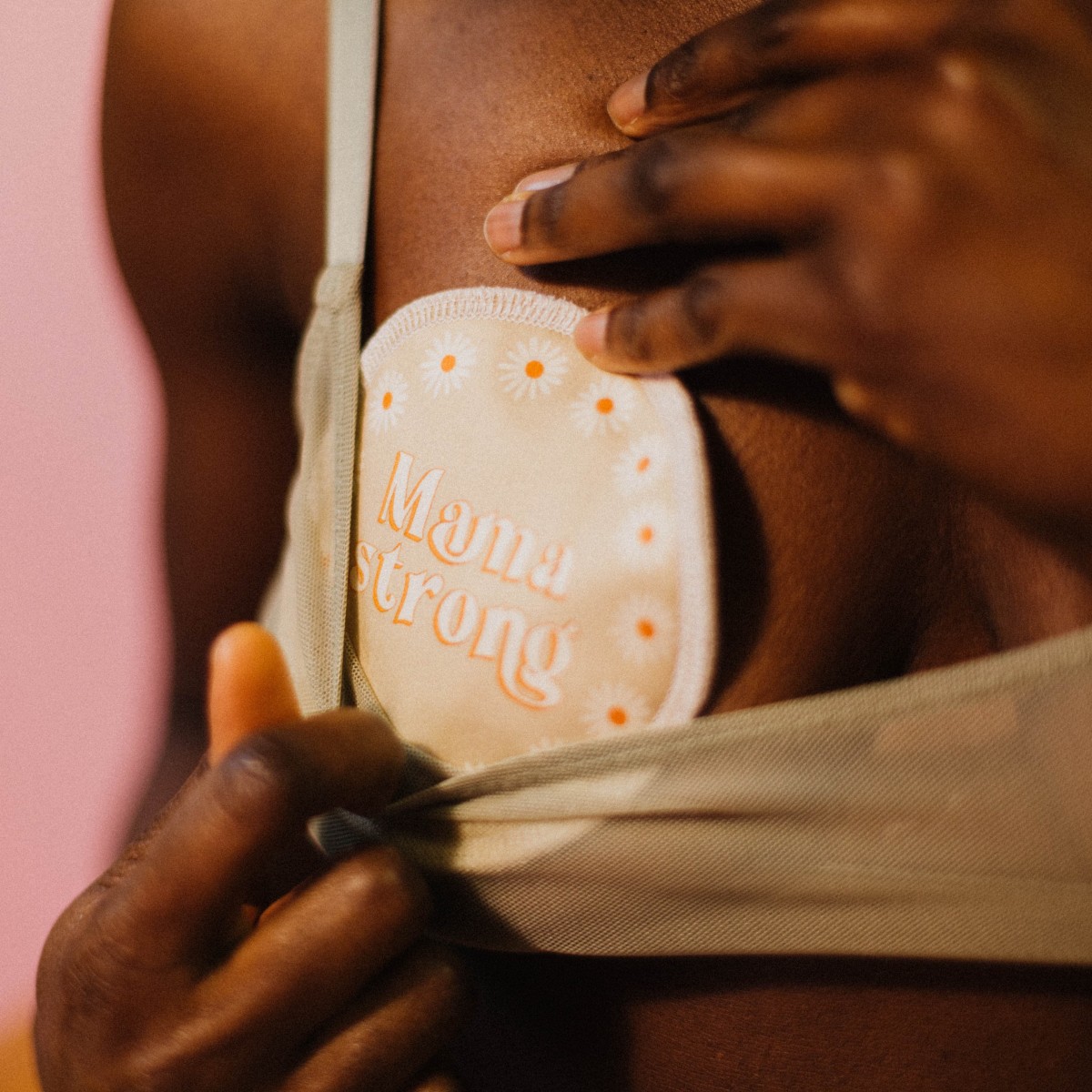 Waschbare Stilleinlagen mit Social Impact und homegrown Design von moodie x Strong Mama