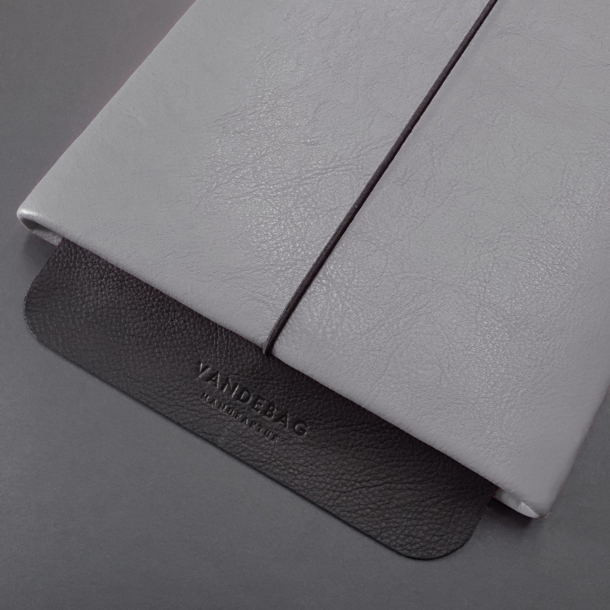 VANDEBAG - MacBook Sleeve aus grauem Leder