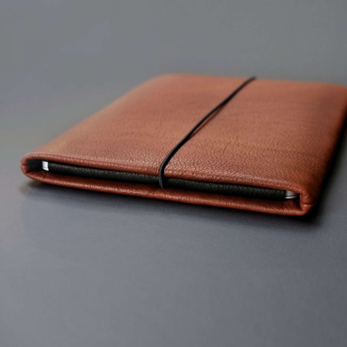 VANDEBAG - MacBook Hülle aus braunem Leder