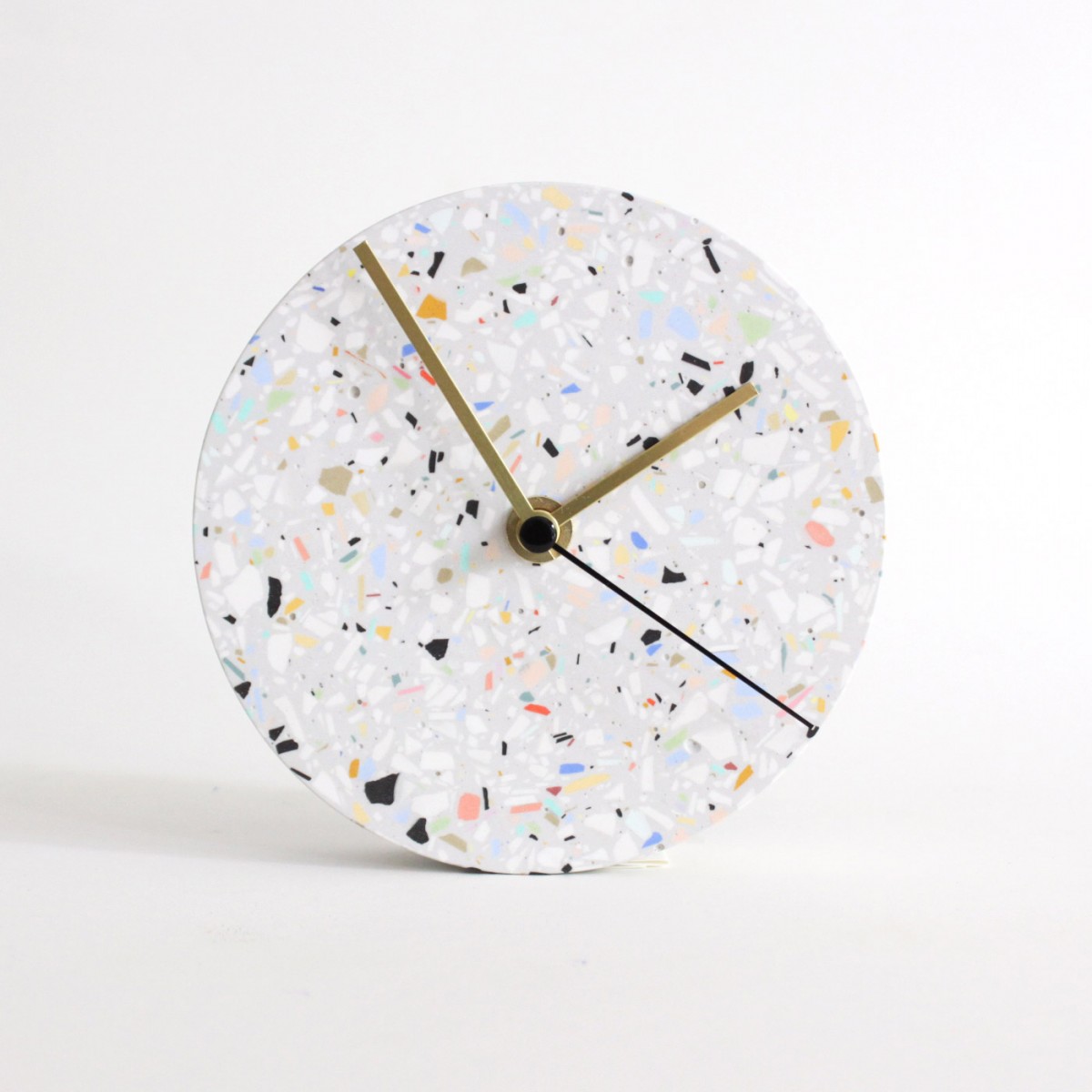 Kleine Wanduhr mit Uhrzeiger aus Messing / Hellgrau / objet vague