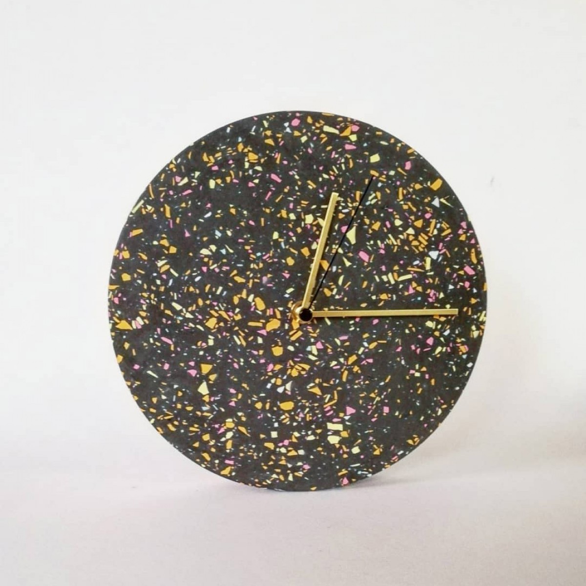 Terrazzo Wanduhr mit Uhrzeiger aus Messing / schwarz-mixte / objet vague