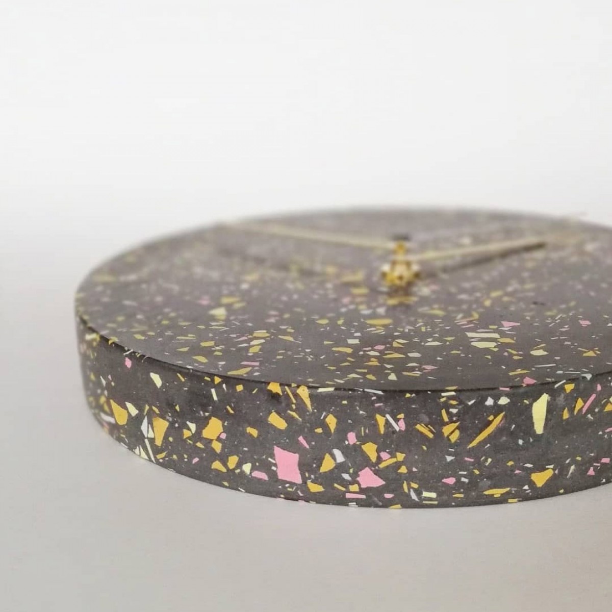 Terrazzo Wanduhr mit Uhrzeiger aus Messing / schwarz-mixte / objet vague