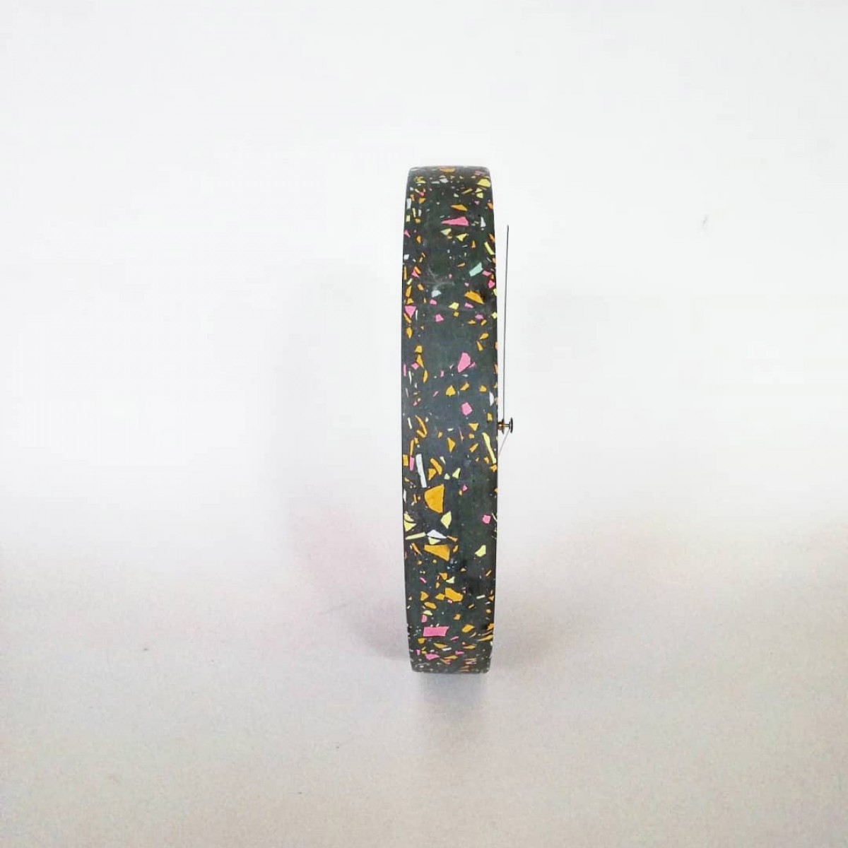 Terrazzo Wanduhr mit Uhrzeiger aus Messing / schwarz-mixte / objet vague