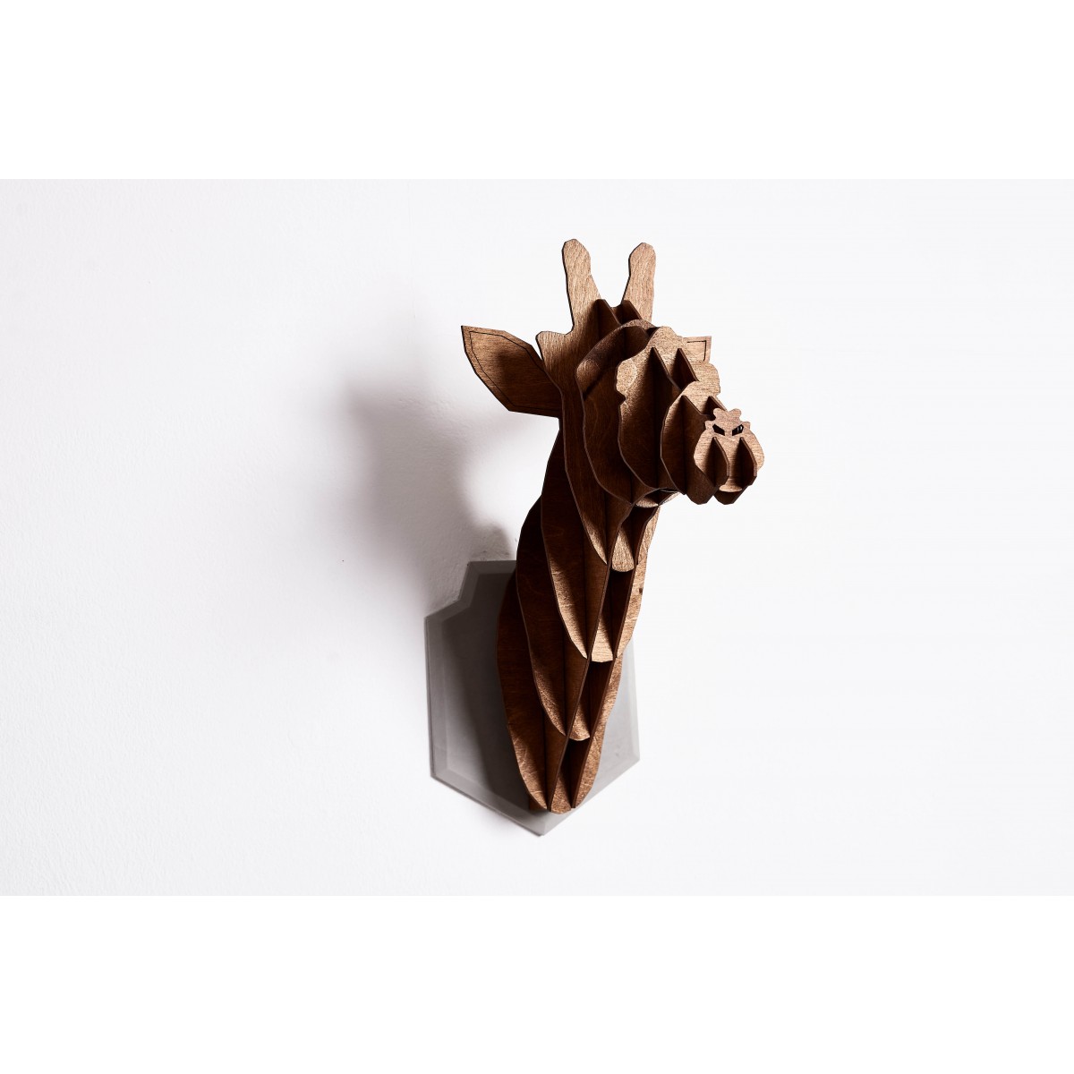 Großstadtgiraffe Wanddeko aus Beton & Nussbaum