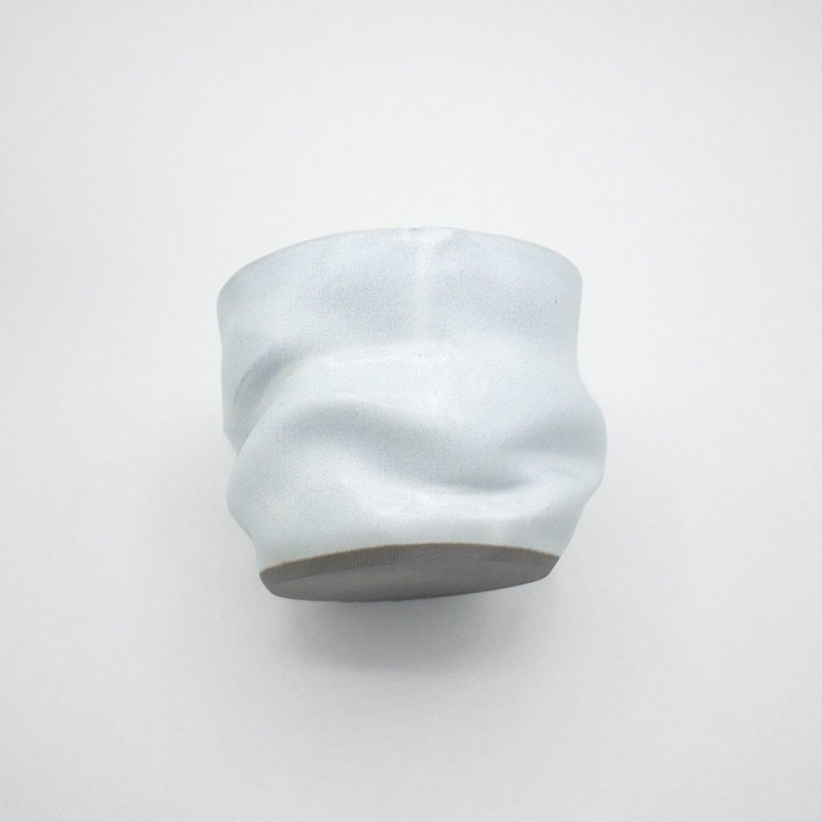Tasse »Geschmolzen-Weißgrau« von Frank Mees