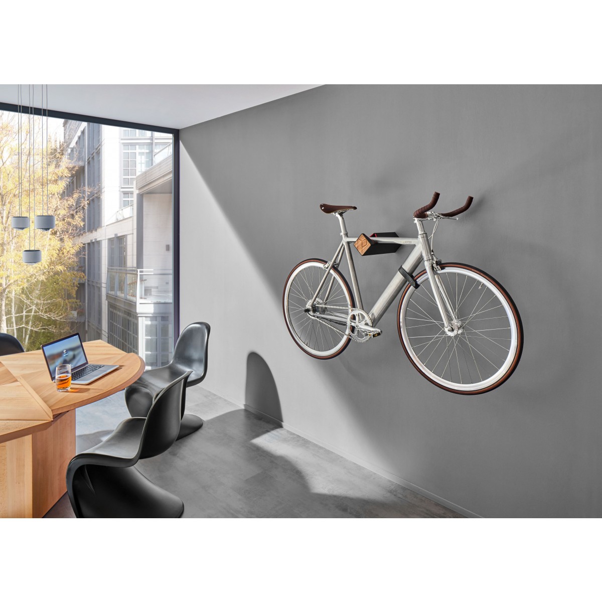 Stilvolle Design Fahrrad Wandhalterung | PARAX® D-RACK | für Rennrad, Hardtail, Cityrad & Tourenrad | Schwarz-Rot mit Oliven Holz