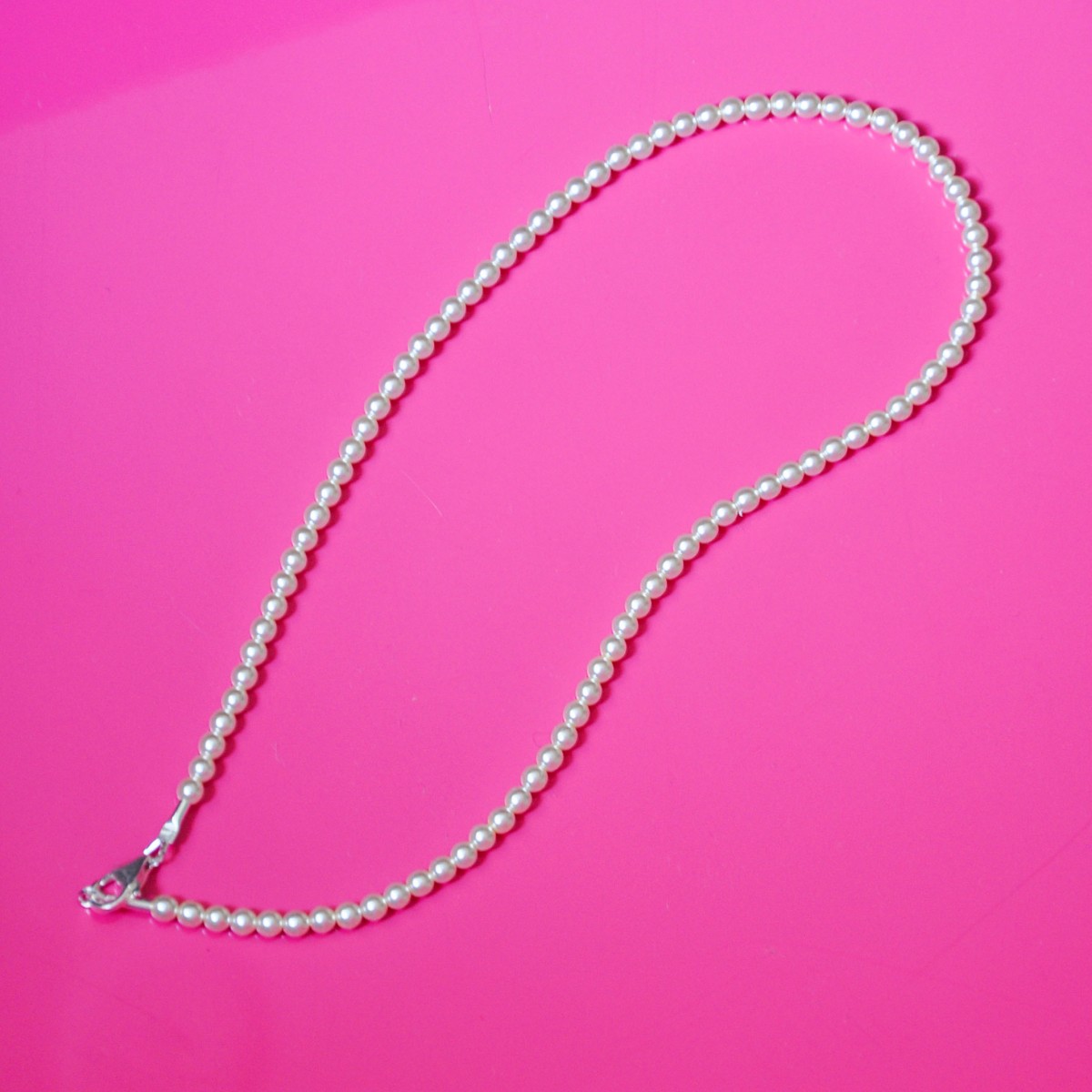 »One and Only« Kette mit weißen, schimmernden Perlen von pinapina