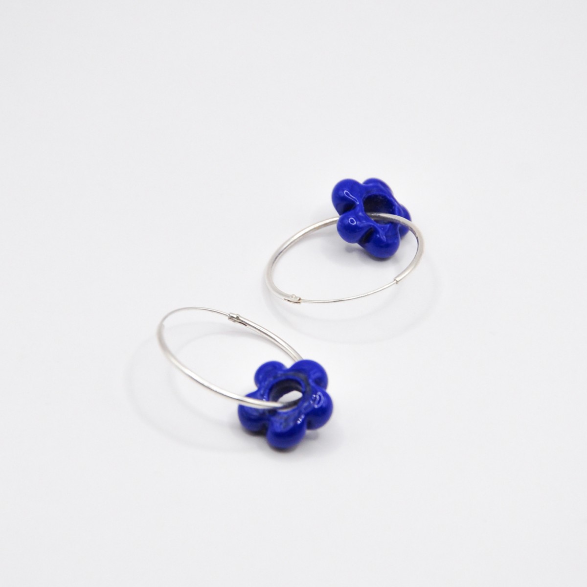 »BloomBlue« Ohrringe 
in Silber mit blauen Glasblumen