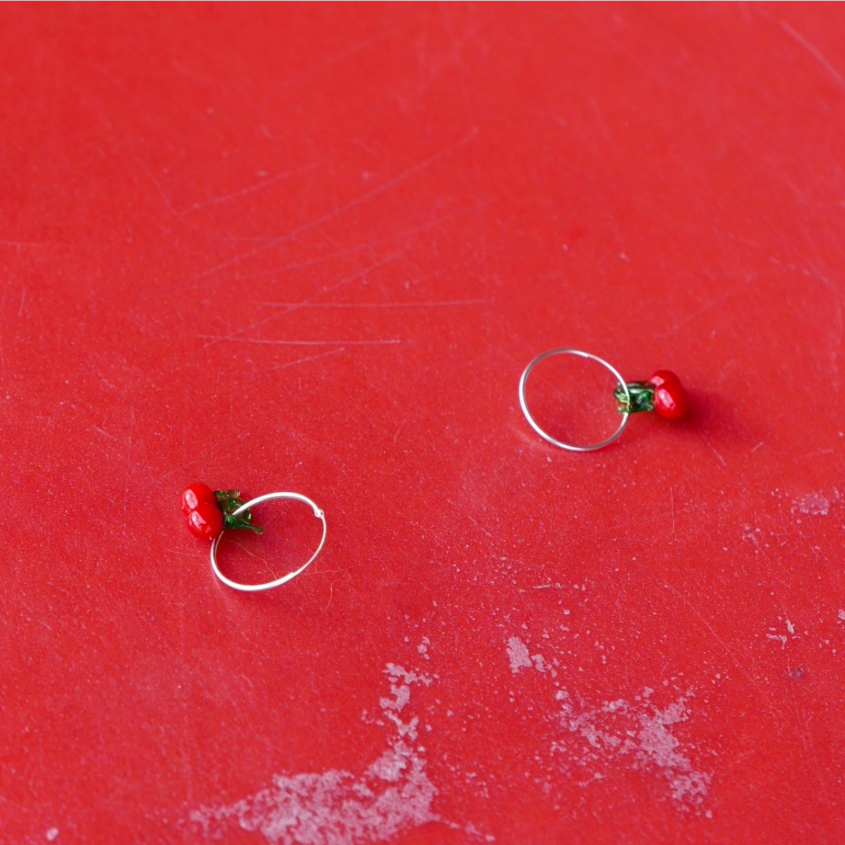 »CherryCherry« – Ohrringe in Silber mit Kirschen aus Glas von pinapina