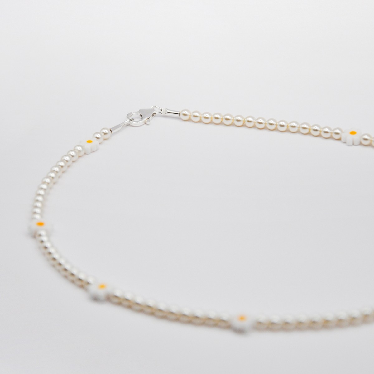 »Daisy« Kette mit Gänseblümchenperlen von pinapina