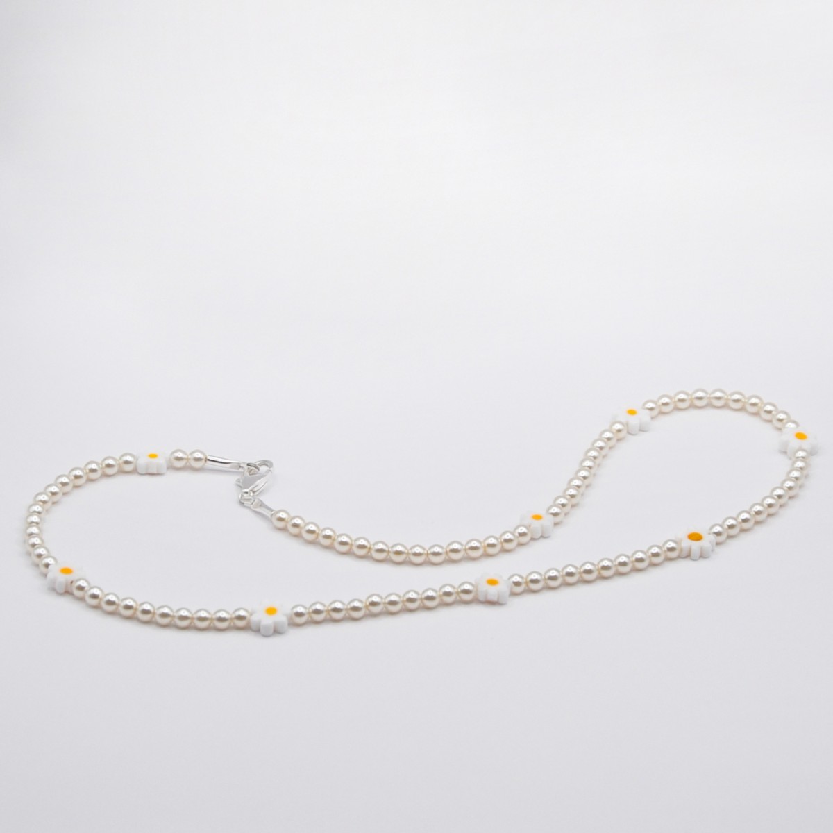 »Daisy« Kette mit Gänseblümchenperlen von pinapina