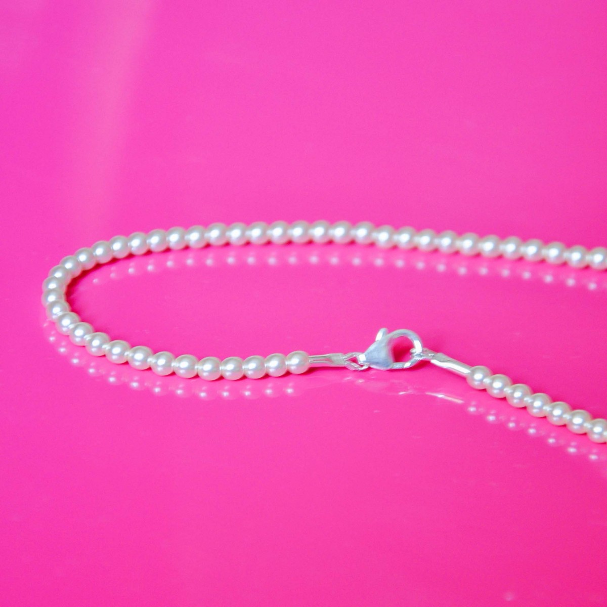 »One and Only« Kette mit weißen, schimmernden Perlen von pinapina