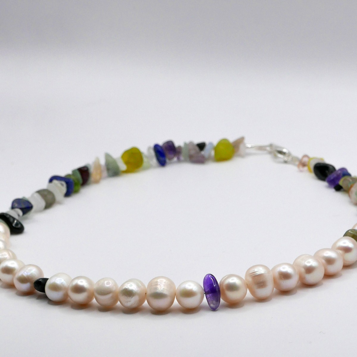 »Violet Glow« Kette mit Fluorit- und lila Edelsteinperlen von pinapina