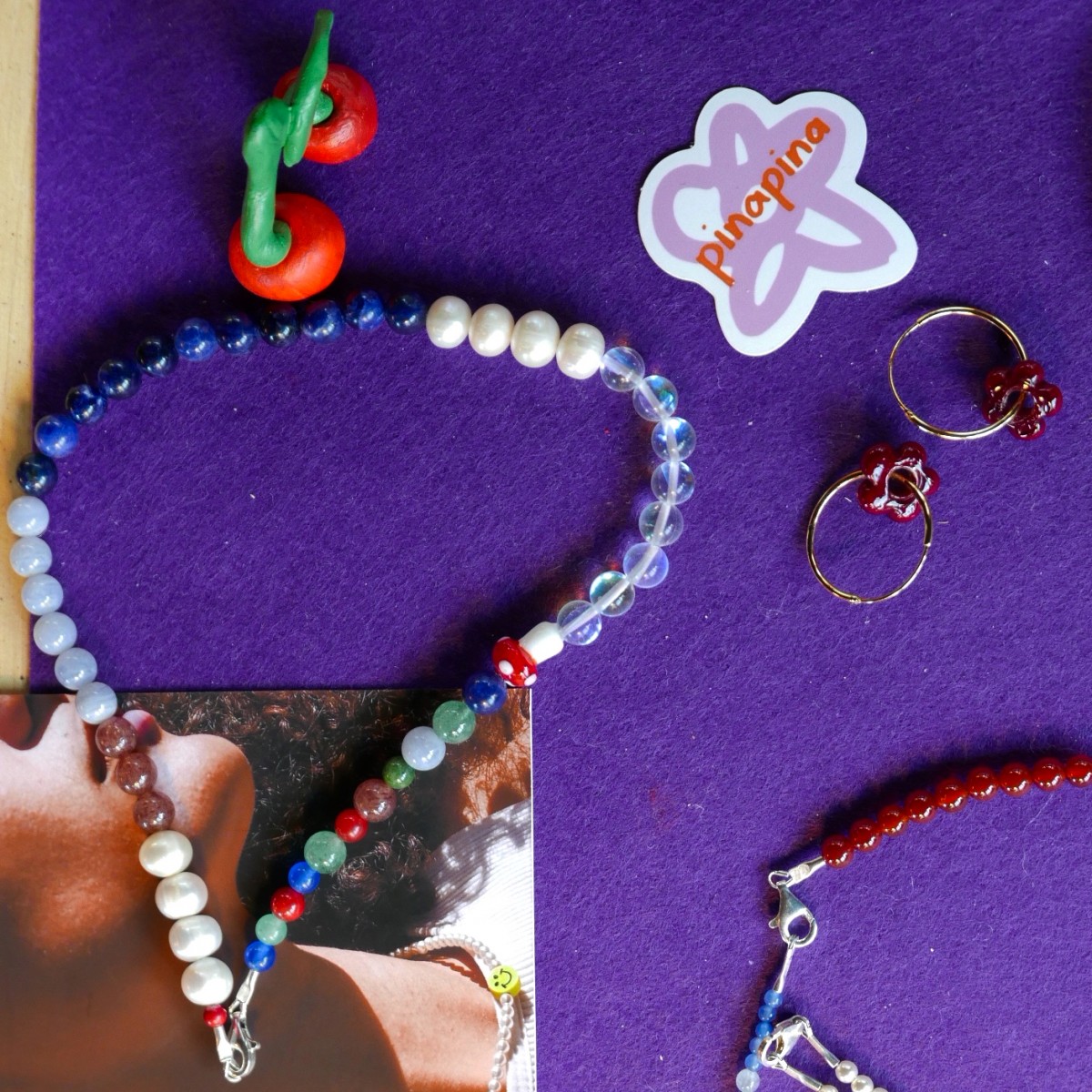 »Colourful Mushroom« Kette mit bunten Glasperlen, echten Süßwasserperlen und pilzförmigen Anhängern von pinapina