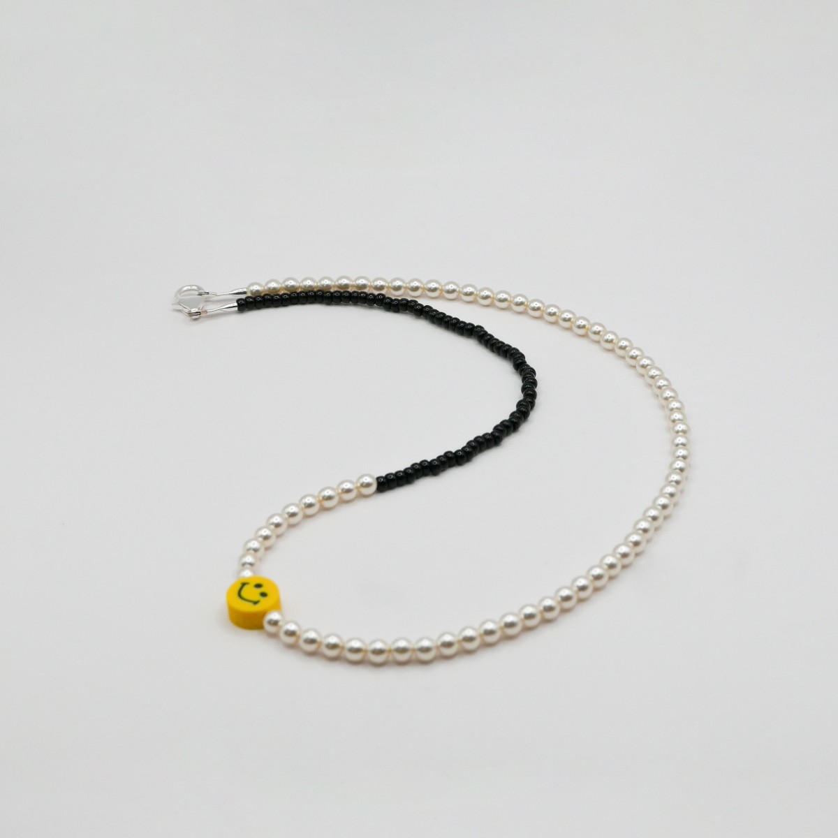 »Zaka« Smiley-Kette in Schwarz
mit Smiley-Anhänger von pinapina