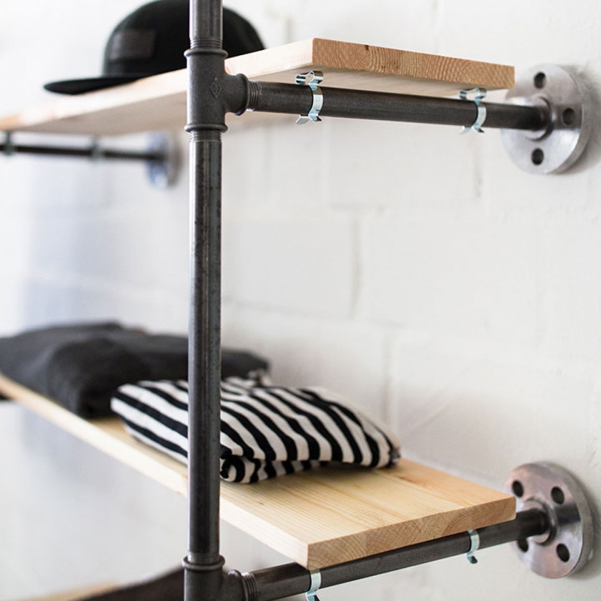 Offener Kleiderschrank im Industriedesign in Wunschgröße - Ankleidesystem mit Kleiderstange + Regal aus Wasserrohr