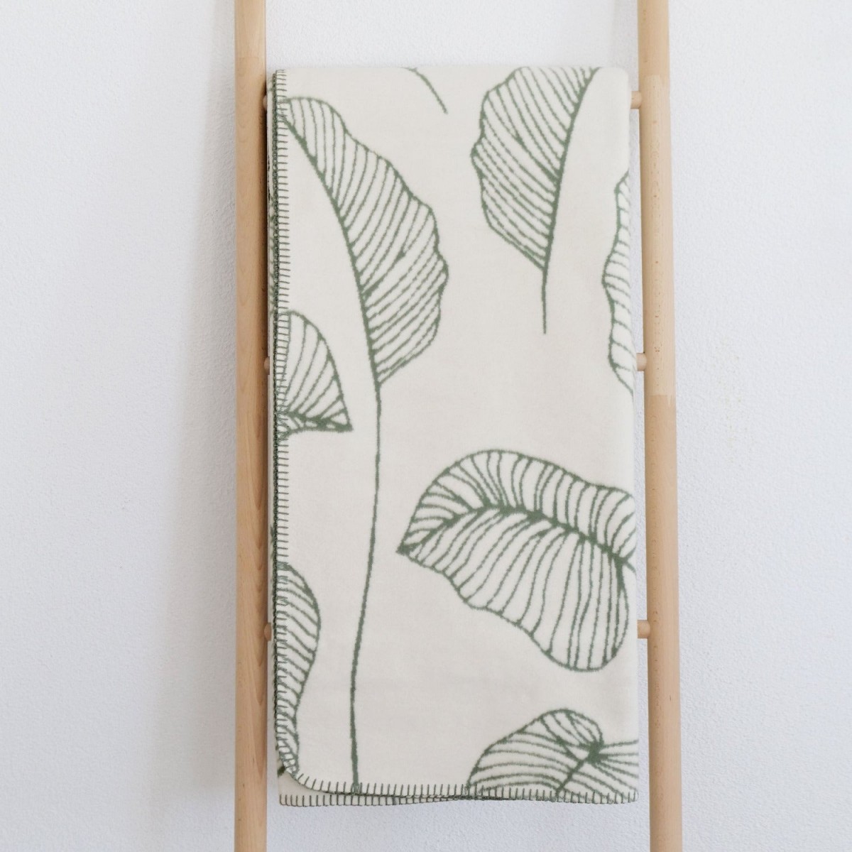 Weiche Kuscheldecke BERIT, Made in Germany, 100% Bio-Baumwolle, Blätter