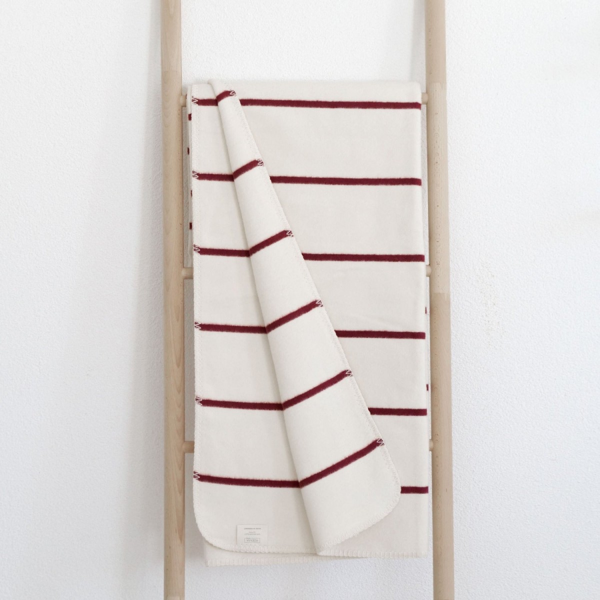 Bio-Baumwolldecke JULE - weiche Kuscheldecke mit schmalen Streifen - RIEMA 