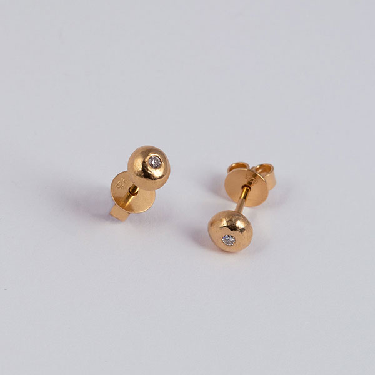 related by objects - tag it! studs diamond - 925 Sterlingsilber goldplattiert mit Diamanten