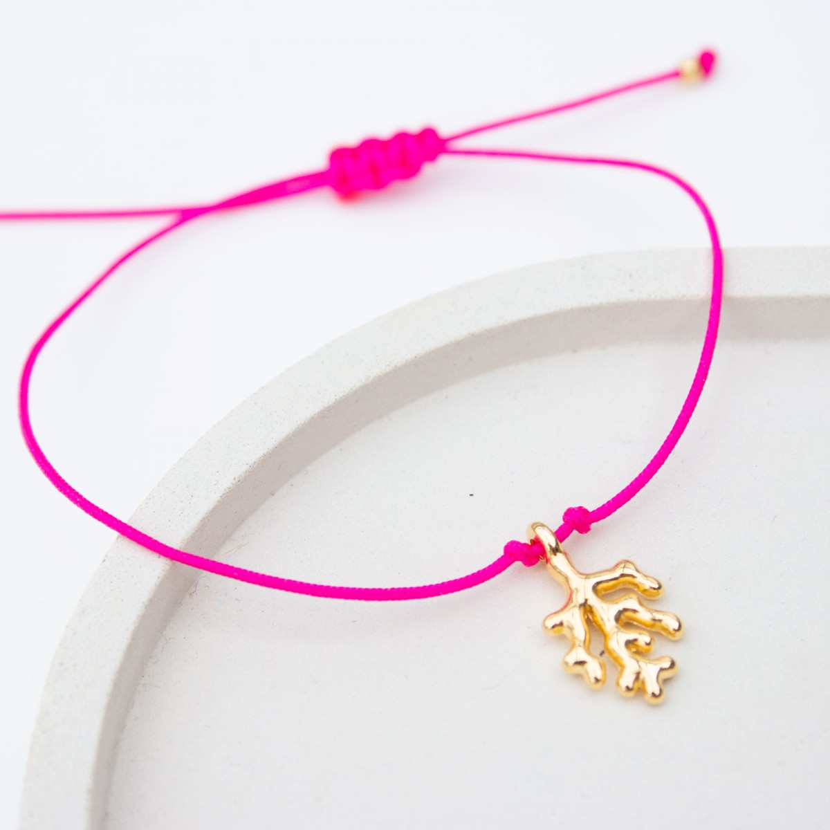 Bow & Hummingbird Armband auf Karte - Koralle - Ein kleiner Gruß vom Meer - 24 Karat vergoldet