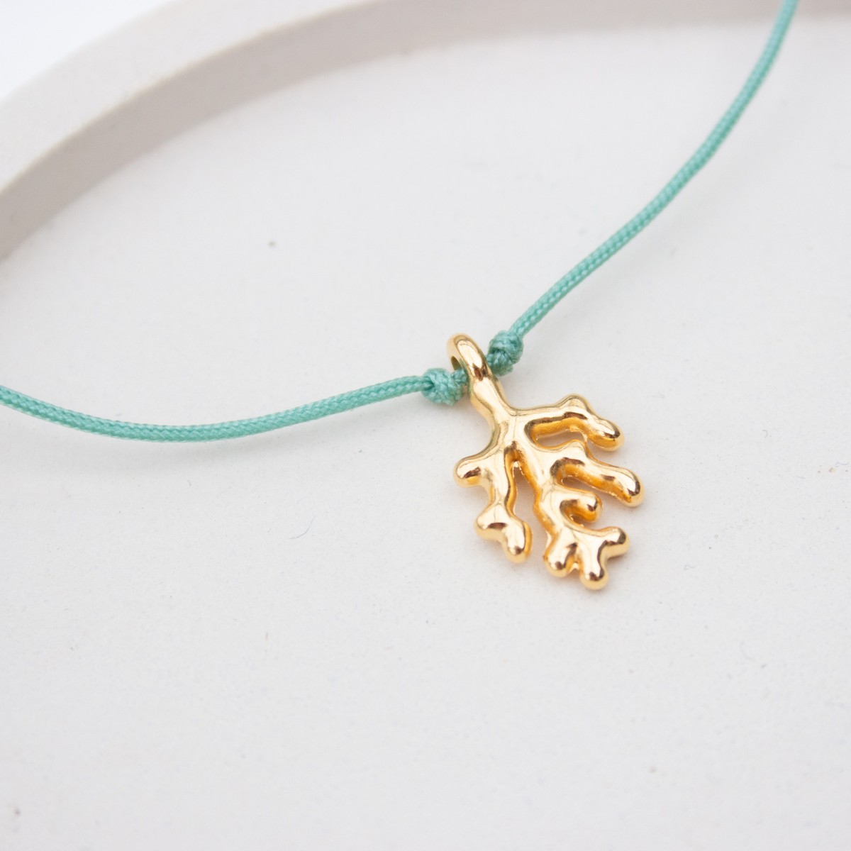 Bow & Hummingbird Armband auf Karte - Koralle - Ein kleiner Gruß vom Meer - 24 Karat vergoldet