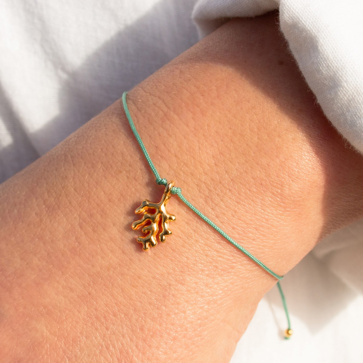 Bow & Hummingbird Armband auf Karte - Koralle - Ein kleiner Gruß vom Meer - 24 Karat vergoldet