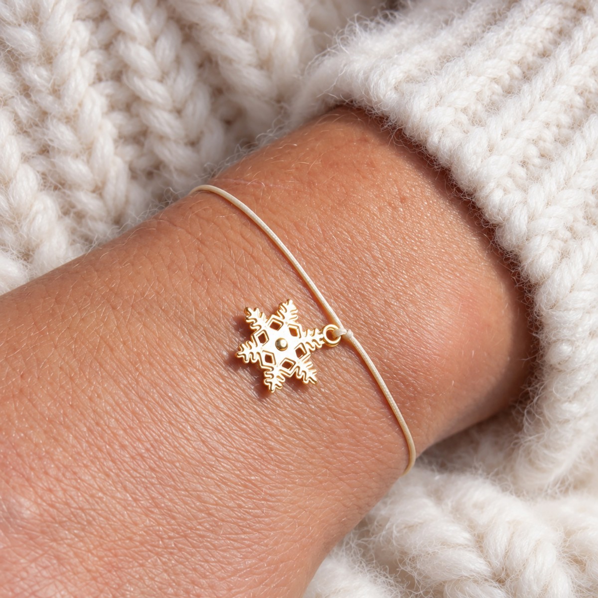 Bow & Hummingbird Schneeflocken Armband „Let it Snow“ – Weihnachtsarmband in Mint oder Creme, 24 Karat vergoldet, kleines Geschenk für Weihnachten