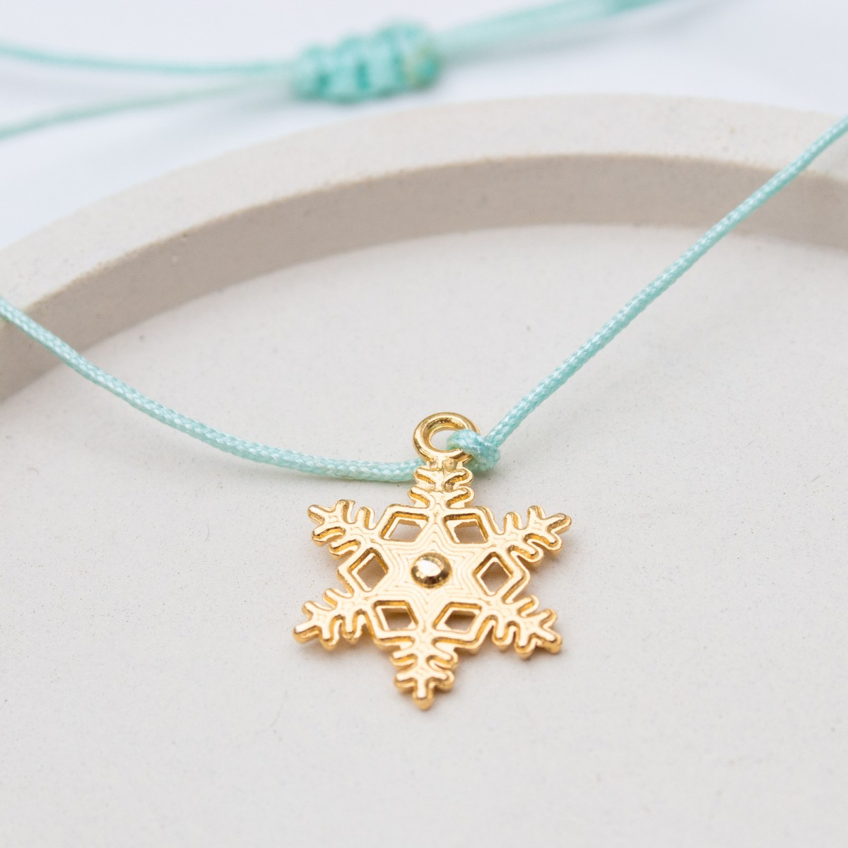 Bow & Hummingbird Schneeflocken Armband 24K vergoldet „Merry Christmas“ – Weihnachtsarmband in Mint oder Creme, kleines Weihnachtsgeschenk,