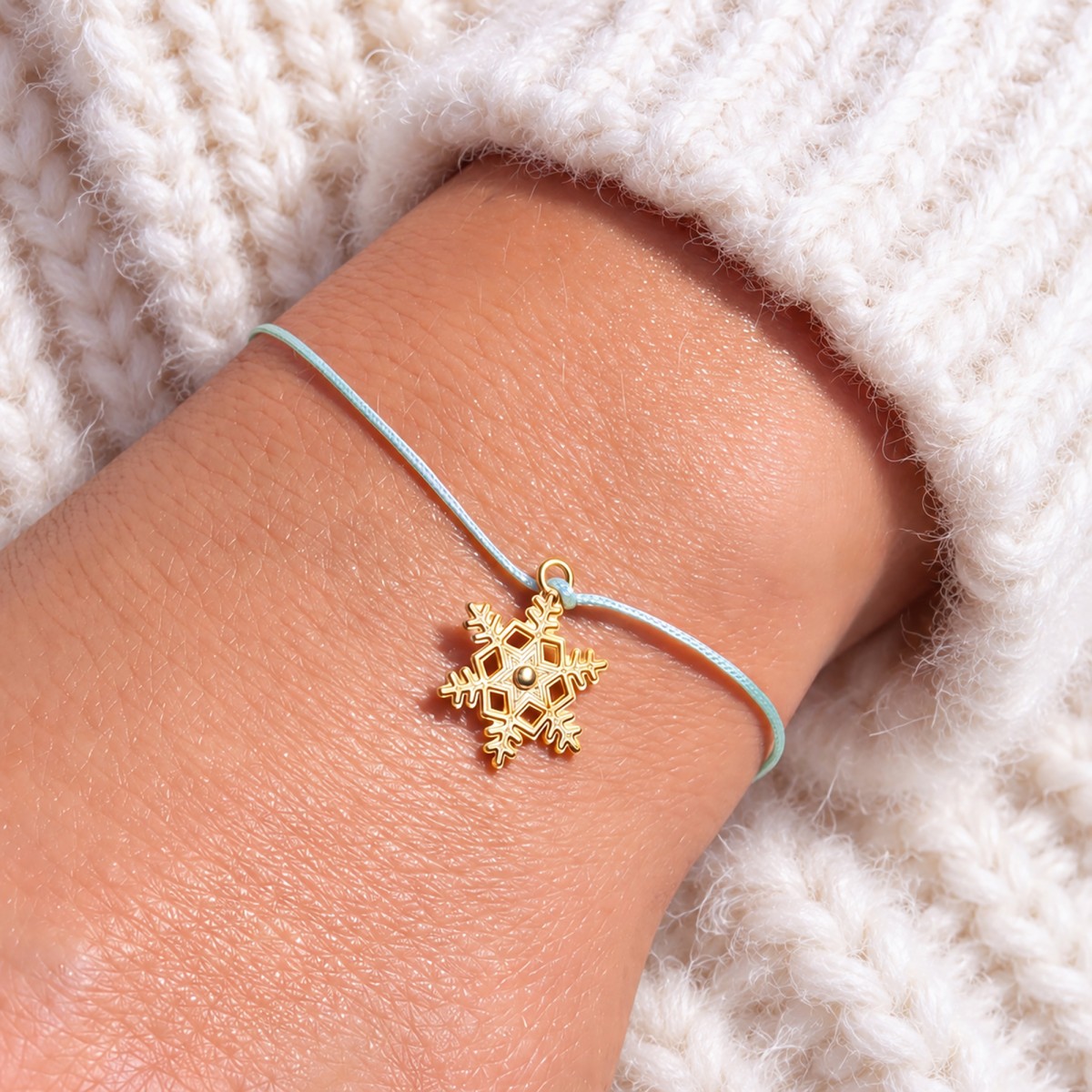 Bow & Hummingbird Schneeflocken Armband 24K vergoldet „Merry Christmas“ – Weihnachtsarmband in Mint oder Creme, kleines Weihnachtsgeschenk,