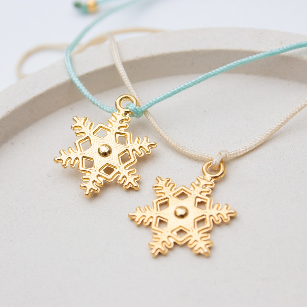 Bow & Hummingbird Schneeflocken Armband 24K vergoldet „Merry Christmas“ – Weihnachtsarmband in Mint oder Creme, kleines Weihnachtsgeschenk,