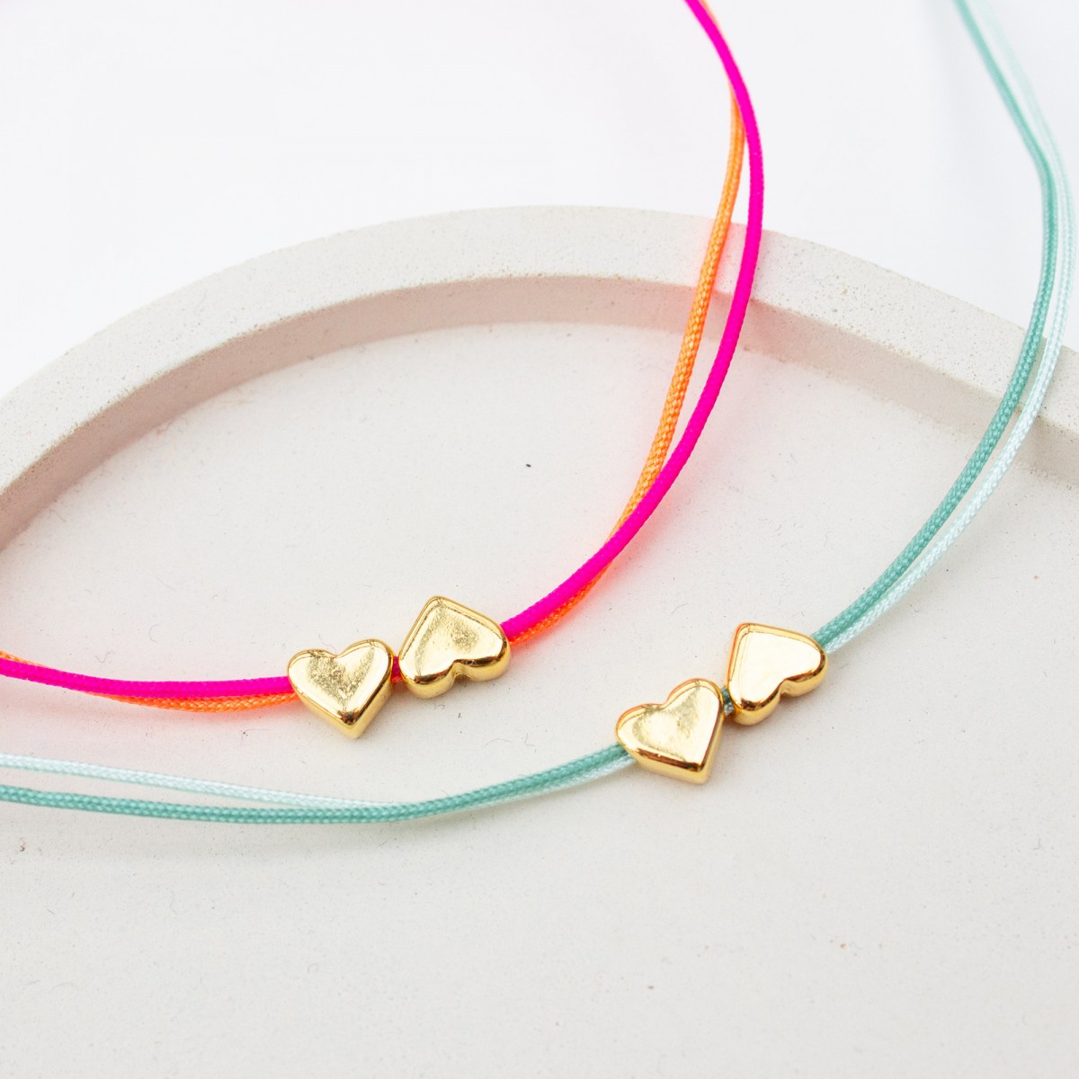 Bow & Hummingbird Armband auf Karte - zwei Herzen - Wir Zwei sind ein gutes Team - 24 Karat vergoldet