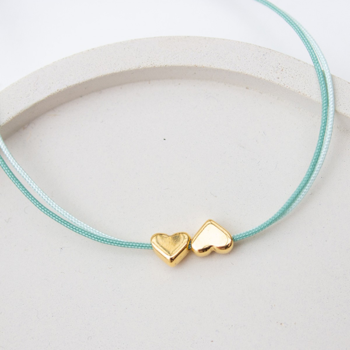 Bow & Hummingbird Armband auf Karte - zwei Herzen - Wir Zwei sind ein gutes Team - 24 Karat vergoldet