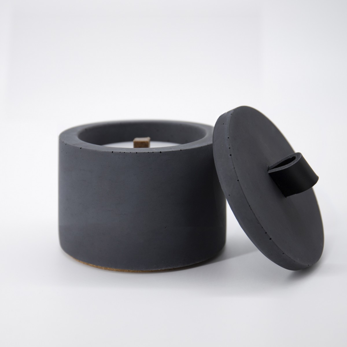 Nachfüllbares Beton-Outdoor-Feuer “DARK S“ – Ledergriff Schwarz von Grellroth Design