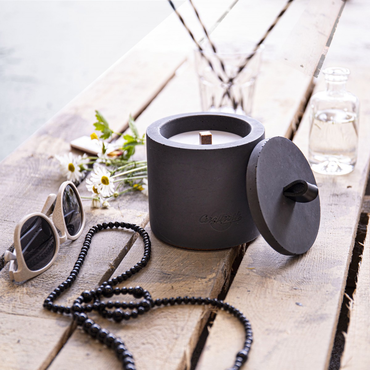 Nachfüllbares Beton-Outdoor-Feuer “DARK L“ – Ledergriff Schwarz von Grellroth Design
