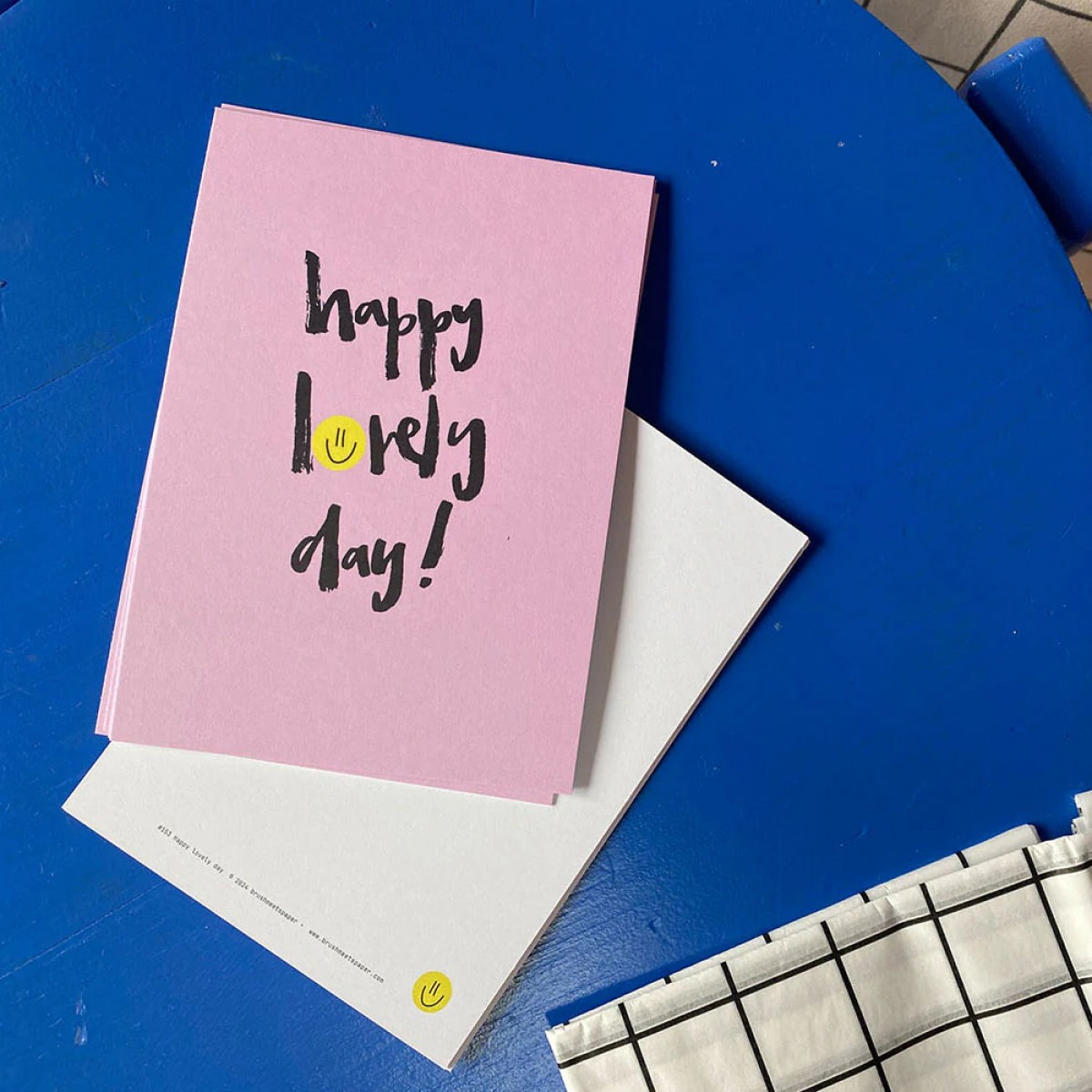 Postkarte "Happy lovely day" - Typografie-Karte mit Smiley für Freund:innen & Familie